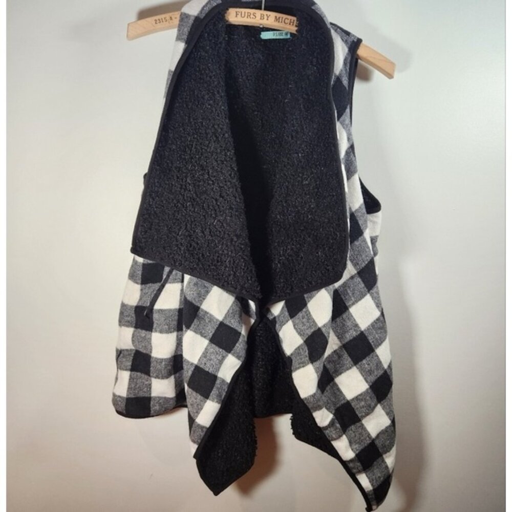 OS. PS Kate Sherpa‎ Plaid Black and white vest flowy soft warm